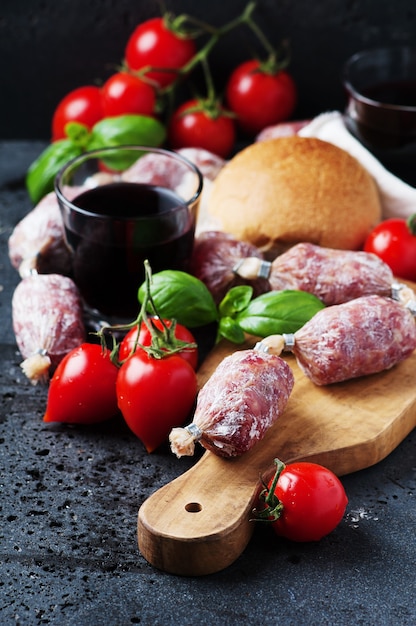 Foto heerlijke italiaanse salami op tafel