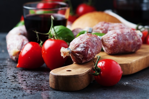 Heerlijke Italiaanse salami op tafel