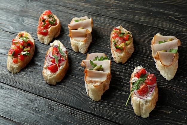 Heerlijke Italiaanse snacks bruschetta op houten achtergrond