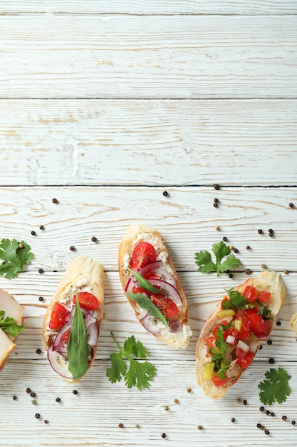 Heerlijke Italiaanse snacks bruschetta op witte houten achtergrond