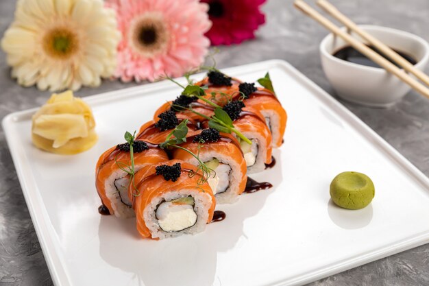 Heerlijke Japanse broodjes op een witte plaat