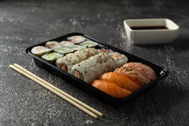 Heerlijke japanse sushi op donkere marmeren tafel