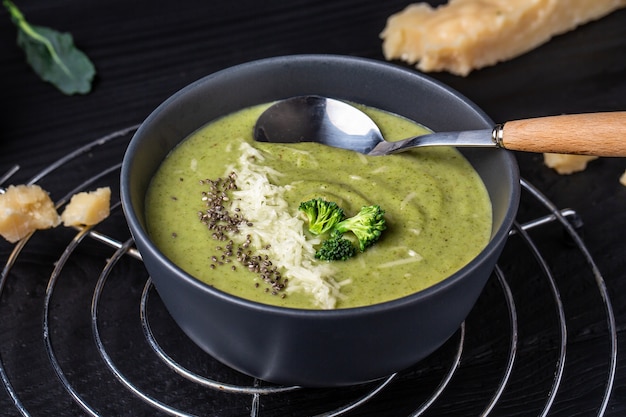 Foto heerlijke kaasachtige broccolisoep met parmezaan en knapperige croutons