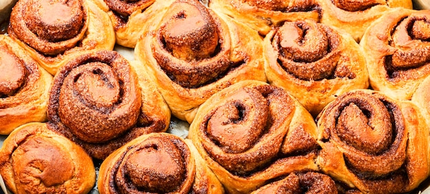 Heerlijke kaneelbroodjes. Zelfgemaakte cinnabons. Smakelijke broodjes. Voedsel achtergrond