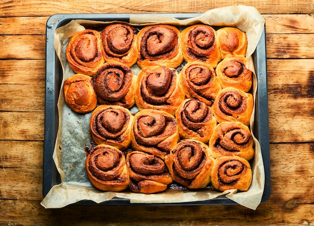 Heerlijke kaneelbroodjes. Zelfgemaakte kaneel op een bord. Smakelijke broodjes