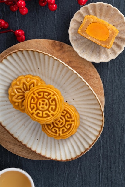 Heerlijke Kantonese maancake voor MidAutumn Festival food mooncake op blauwe tafelachtergrond