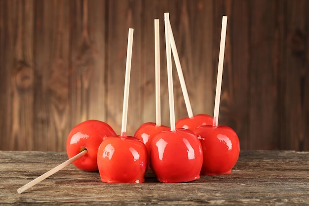 Heerlijke karamel appels op houten achtergrond