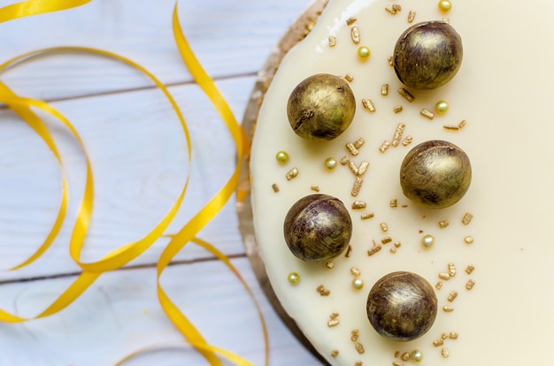 Heerlijke karamel cake met ronde chocolade snoepjes besprenkeld