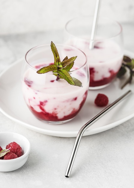 Heerlijke karnemelk smoothie met frambozenjam in transparante glazen