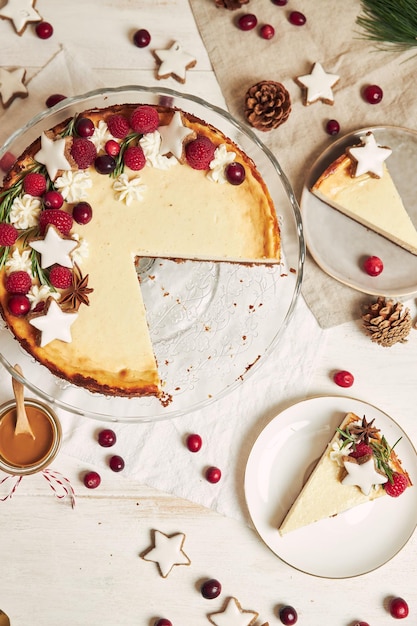 Heerlijke kerstcheesecake met veenbessen en koekjessterren op een witte tafel