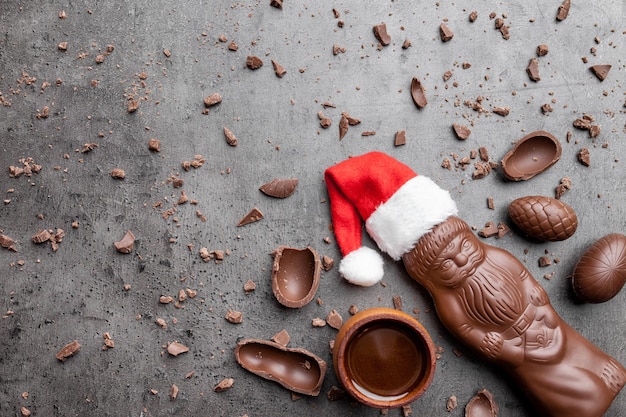 Heerlijke kerstchocolade en snoepjes op rustieke achtergrond