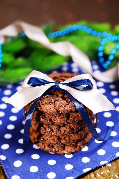 Heerlijke kerstkoekjes in pot op tafel close-up