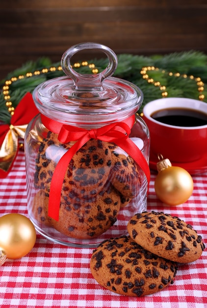 Heerlijke kerstkoekjes in pot op tafel op houten oppervlak