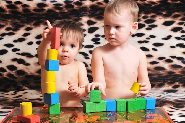 Heerlijke kinderen spelen met speelgoedstenen