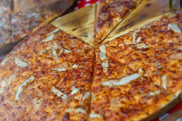 Foto heerlijke klassieke italiaanse pizza carbonara