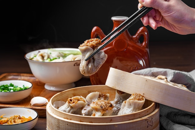 Foto heerlijke kleefrijst dumplings liggen in de stoomboot