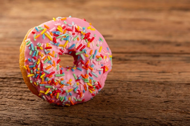 Heerlijke kleurrijke donut op tafel