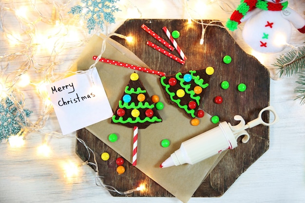 Heerlijke kleurrijke kerstkoekjes met feestelijke decoratie