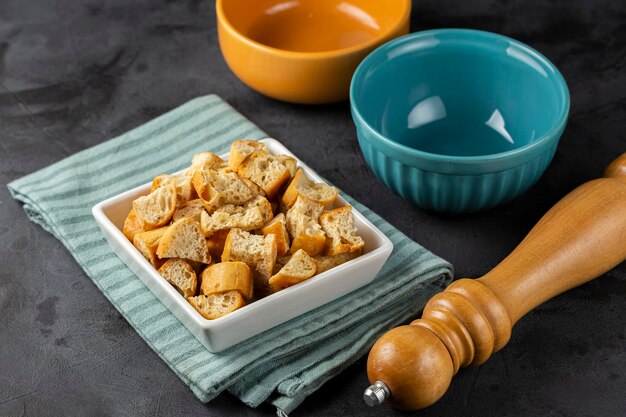 Heerlijke knapperige croutons op tafel