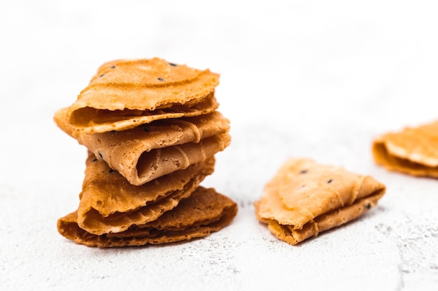 Heerlijke knapperige kokosnoot gevouwen op een witte achtergrond voor thais dessert aziatisch eten en eten concept