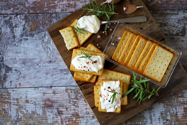 Heerlijke knoflookcrackers met roomkaas