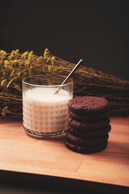 Heerlijke koekjes dippen in een glas melk