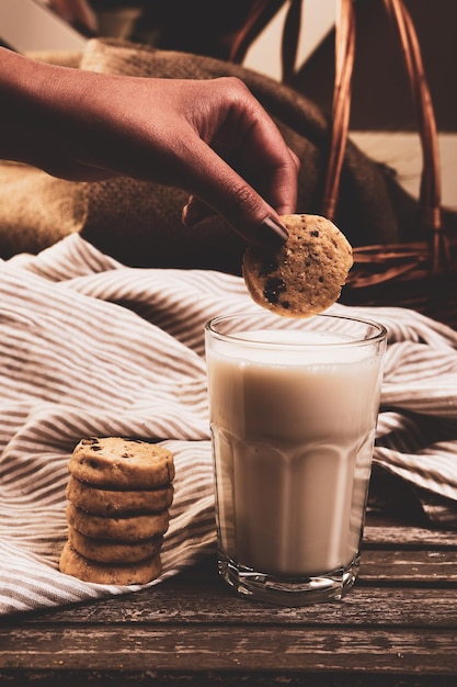 Heerlijke koekjes dippen in een glas melk