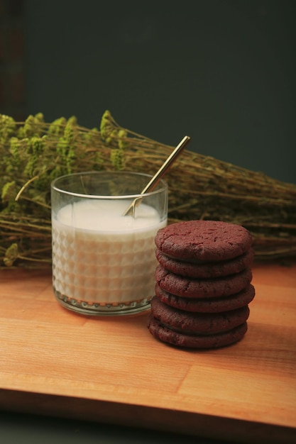 Heerlijke koekjes dippen in een glas melk