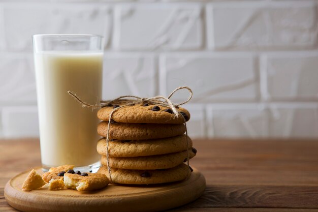 Heerlijke koekjes met chocoladeschilfers op een gekleurde achtergrond