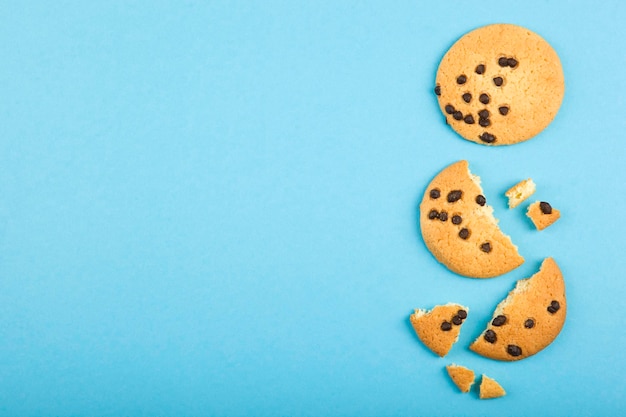 Heerlijke koekjes met chocoladeschilfers op een gekleurde achtergrond