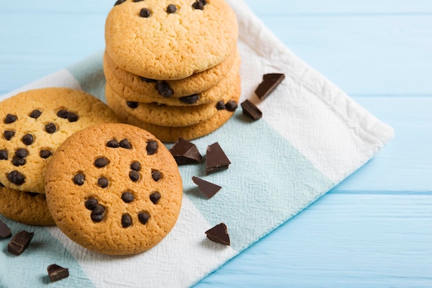 Heerlijke koekjes met chocoladeschilfers op een gekleurde achtergrond