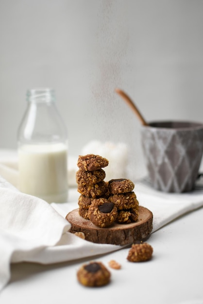 Foto heerlijke koekjes met een glas melk en toppings