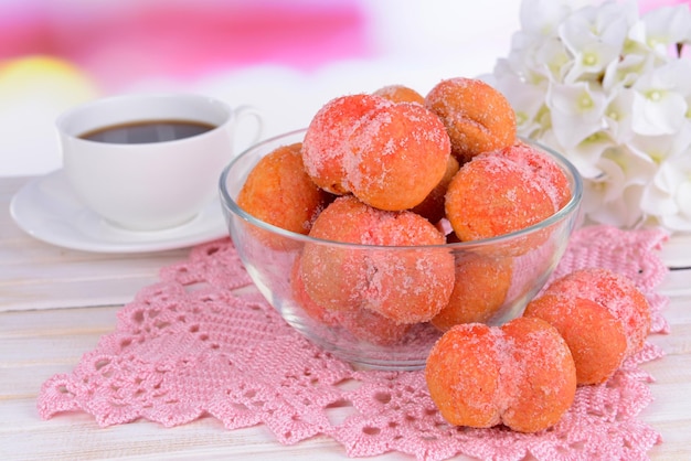 Heerlijke koekjes perziken op tafel op lichte achtergrond