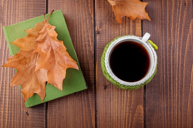 Heerlijke koffie en een boek. Het concept van de herfst, stilleven, ontspanning, studie