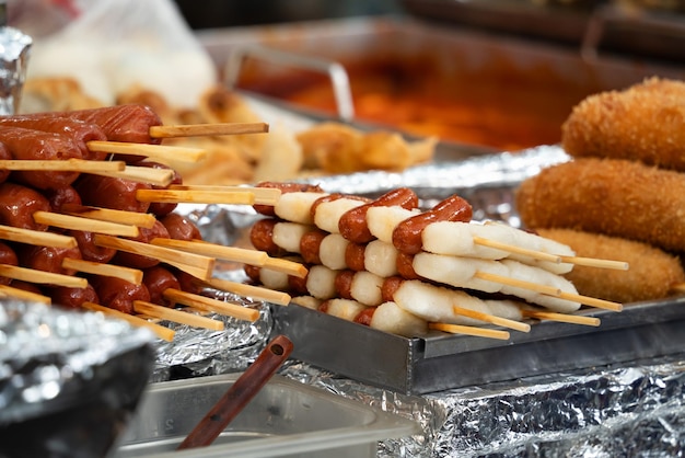 Foto heerlijke koreaanse keuken tteokbokki smakelijke pittige rijstcake met worsteieren op de markt voor straatvoedselsnacks