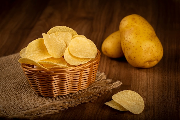 Heerlijke krokante chips op tafel