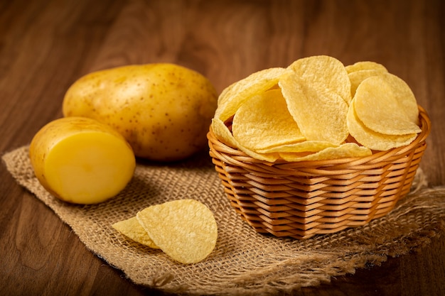 Foto heerlijke krokante chips op tafel