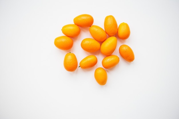 Heerlijke kumquat geïsoleerd op witte achtergrond