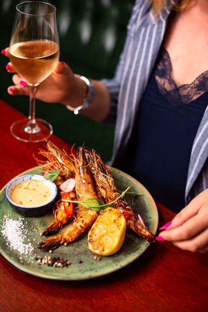 Heerlijke langoustinegarnalen in restaurant op een houten tafel smakelijke zeevruchten met wijn in cafémenu