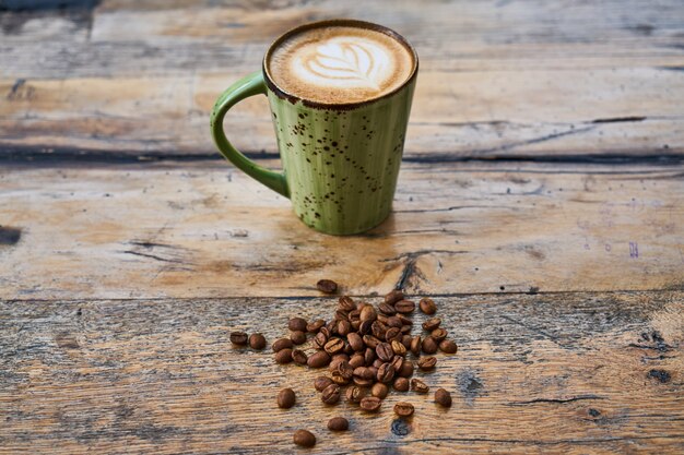 Heerlijke latte koffie en koffiebonen op een tafel