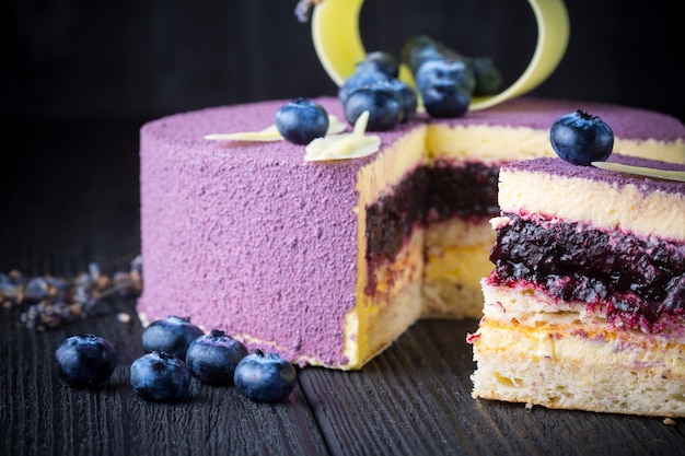 Heerlijke lavendelcake met bosbessen op houten lijst