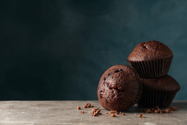 Heerlijke lekkere muffins tegen blauwe achtergrond. Zoet eten