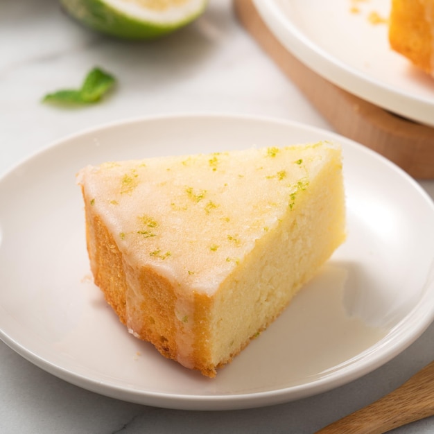 Heerlijke lemon glazed pound sponge cake op witte marmeren tafel achtergrond