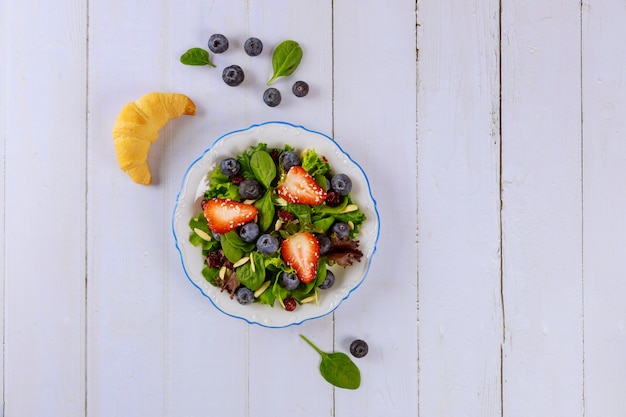 Heerlijke lentesalade met aardbei, walnoten, sesamzaad en croissant