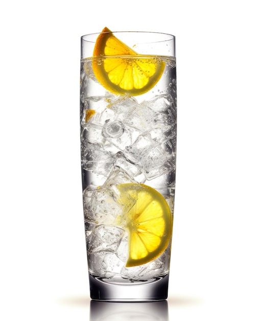heerlijke limoensap limonade in een glas geïsoleerd op een witte achtergrond