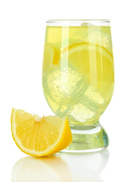 Heerlijke limonade geïsoleerd op wit