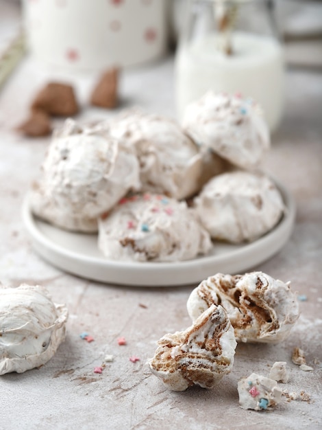 Heerlijke luchtmeringues met melkchocolade