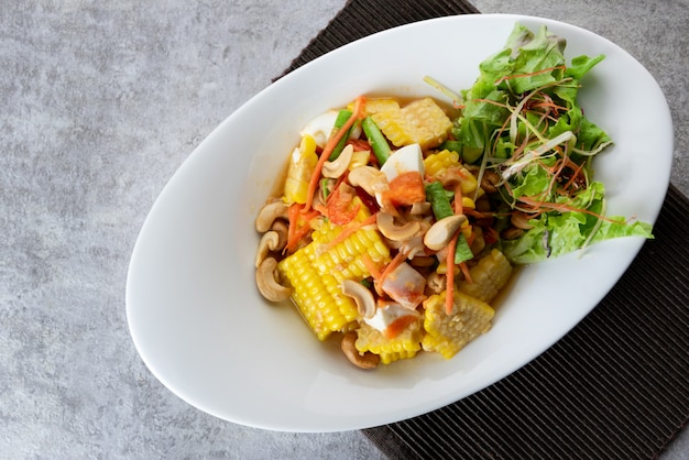 Heerlijke maïs pittige salade, papaya salade, Thaise stijl eten