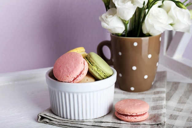 Heerlijke makaron met mooie bloemen op lichte achtergrond