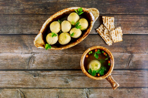 Heerlijke matzoh ballensoep met dille, peterselie en worteltjes